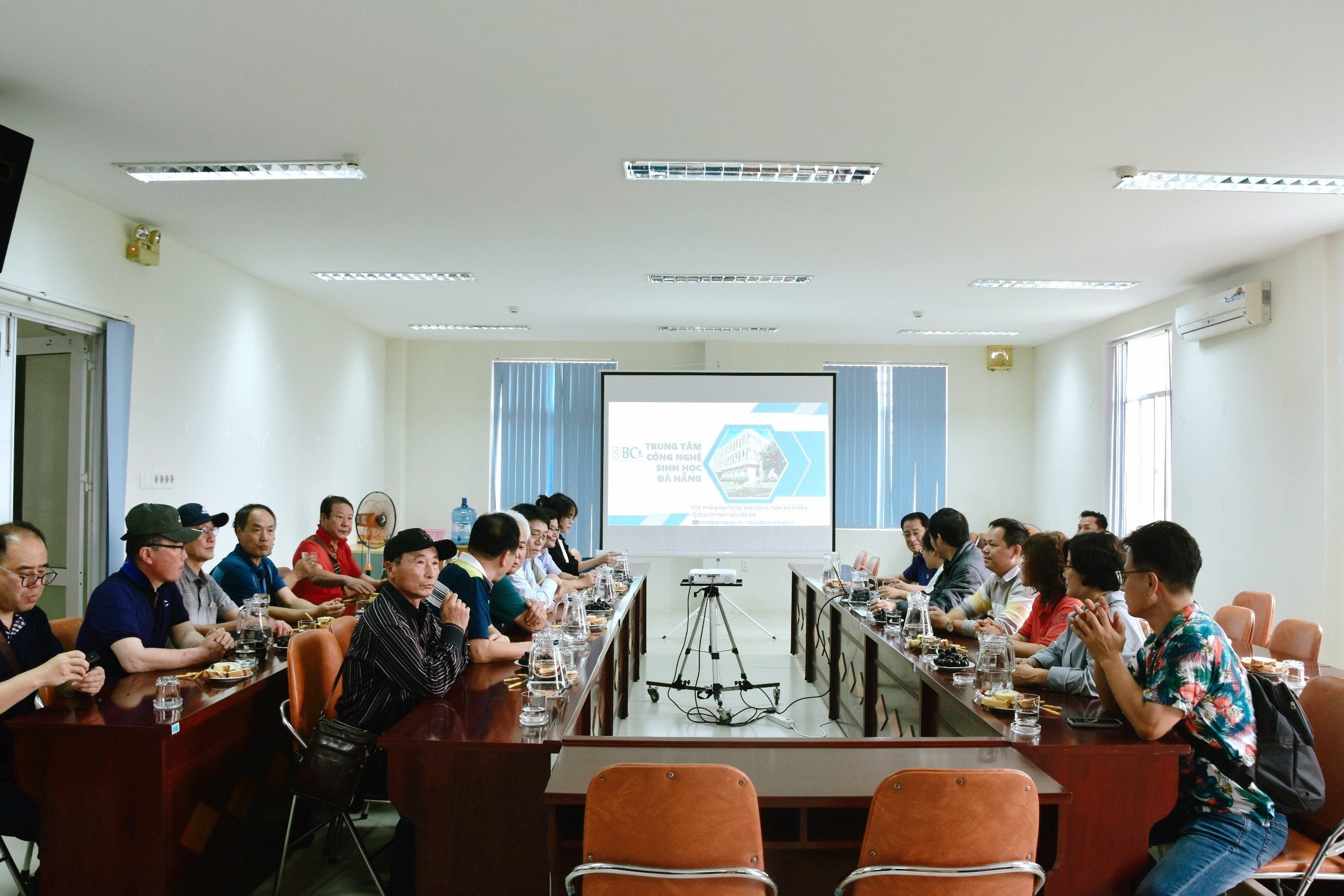 Đoàn công tác từ Viện Phát triển nguồn nhân lực Nông nghiệp và Thực phẩm JEONBUK thăm Trung tâm Công nghệ Sinh học Đà Nẵng