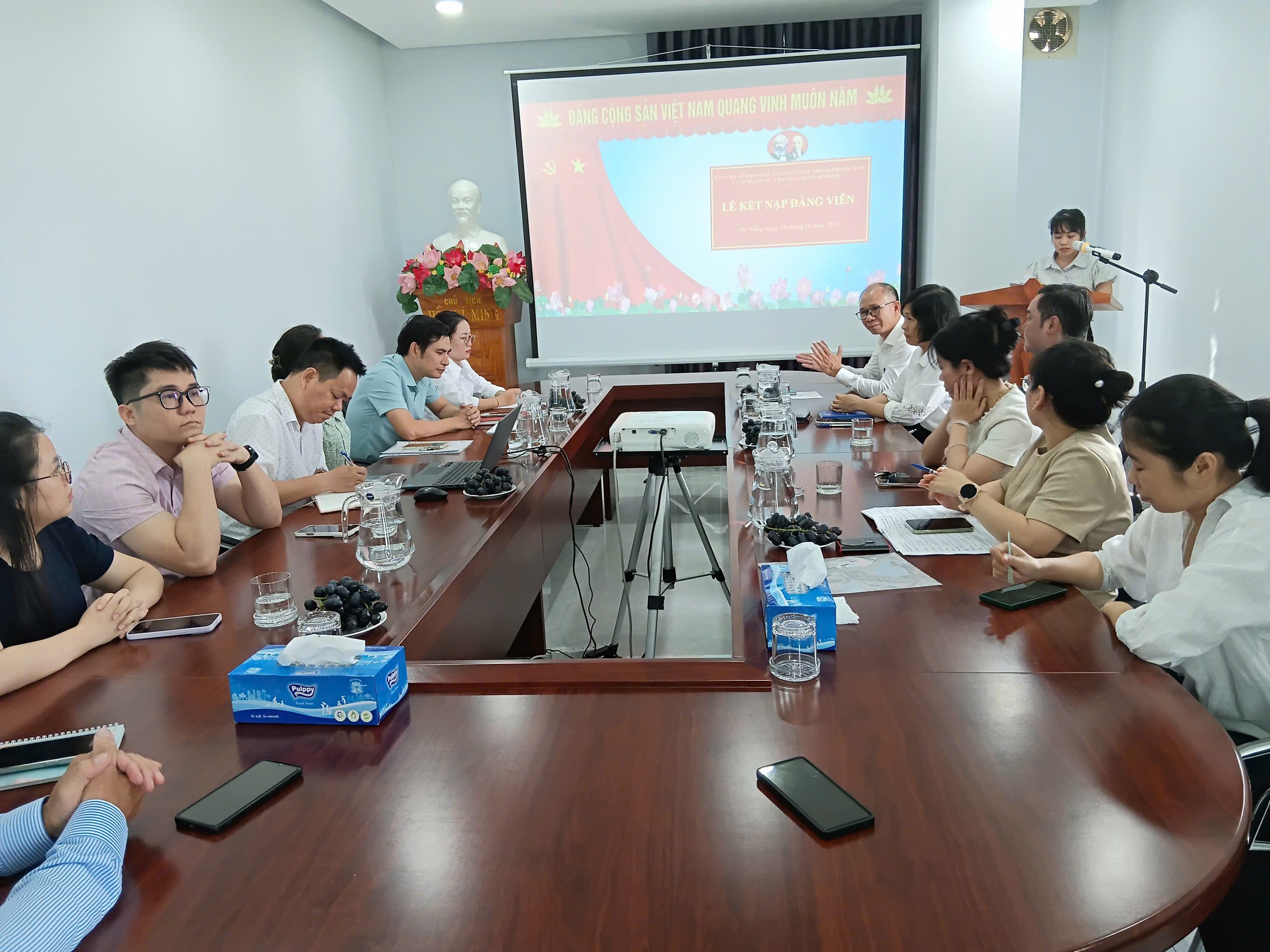 Chi Bộ Trung Tâm Công Nghệ Sinh Học Đà Nẵng Tổ Chức Kết Nạp Đảng Viên
